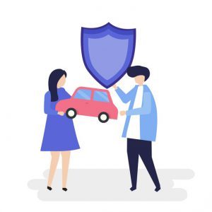 זוג מקבל מתלבט בין הצעות מחיר לביטוח רכב
